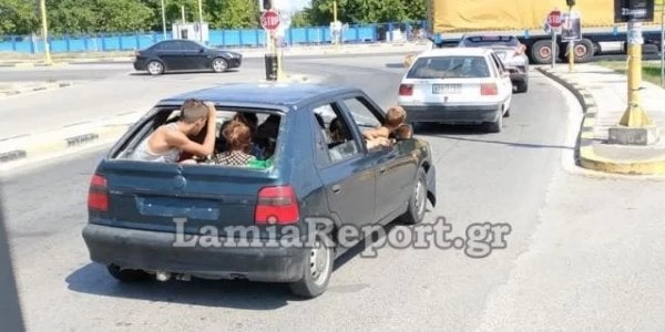 Απίστευτη εικόνα στη Λαμία: Αυτοκίνητο χωρίς πινακίδες και τζάμια…φορτωμένο με παιδιά μέχρι και στο πορτμπαγκάζ!-Εικόνα